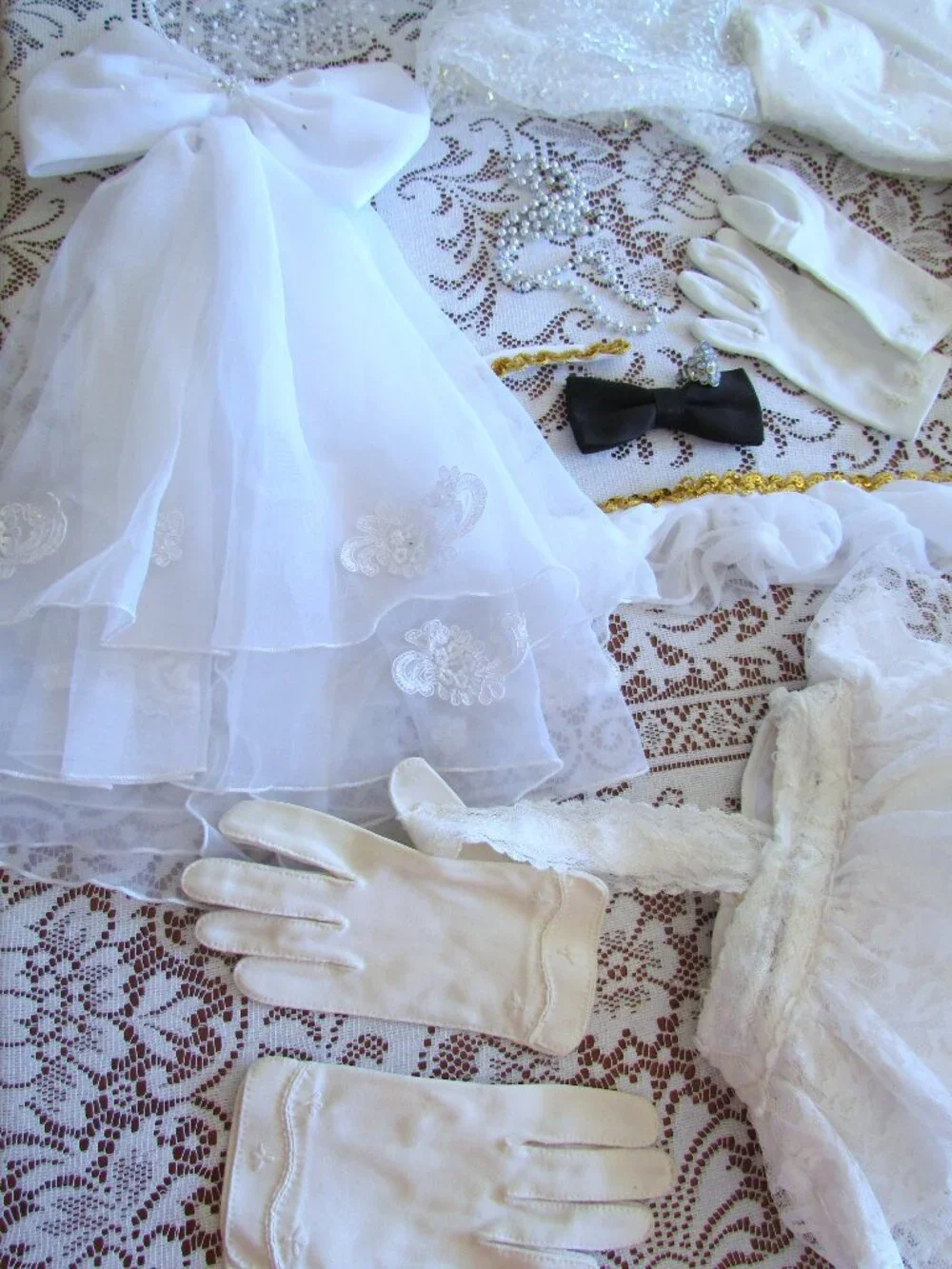 GIRL'S BRIDE DRESS-UP PLAY ACCESSORIES; DRESS, VEILS, GLOVES, RING, TUTU, BAG ++